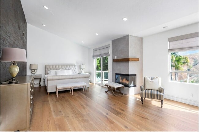 Building Photo - Exquisite Designer 4 Bedroom Home for Rent