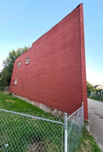 Building Photo - 427 Oak Aly