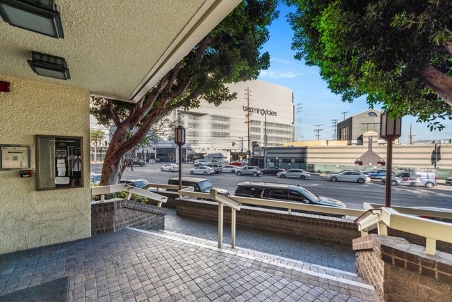 Building Photo - 321 S San Vicente Blvd