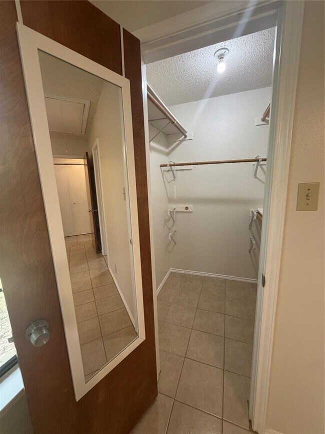 Building Photo - 11101 Oak Branch Dr