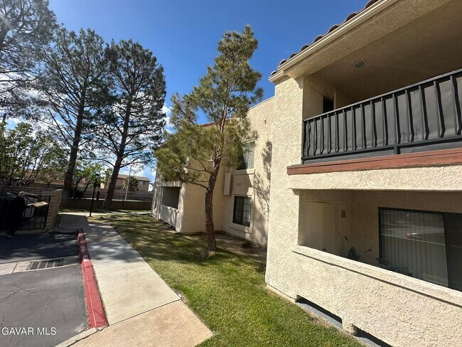 Building Photo - 2554 Olive Dr