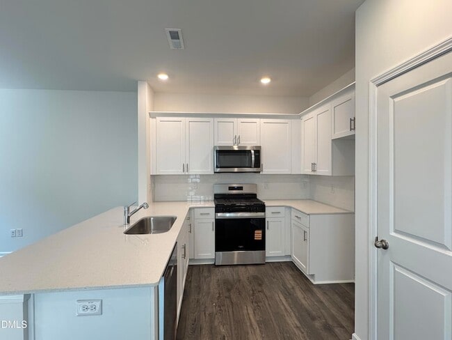 Building Photo - 413 Belgian Red Wy