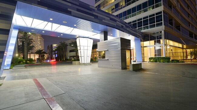Building Photo - Panorama Towers T2, 104- Pool Views from t...