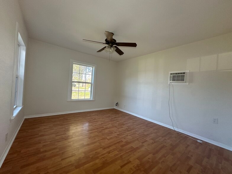 Building Photo - 1709 Navidad St