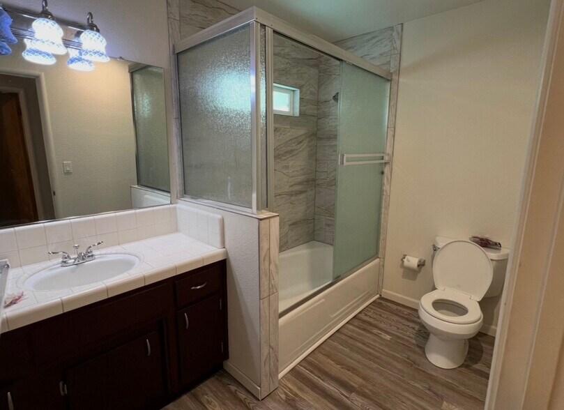 Building Photo - 1017 Rose Ave