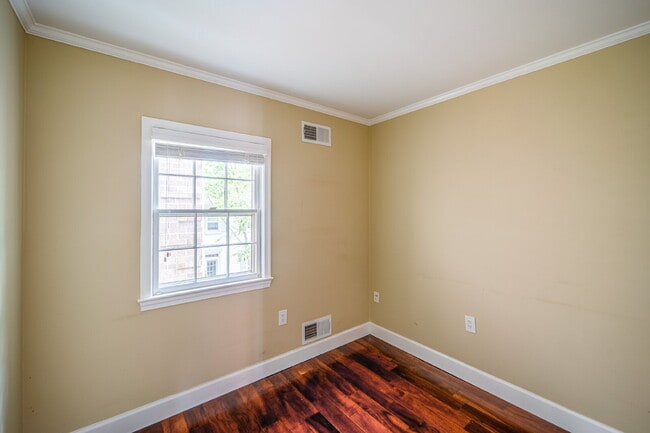 Building Photo - Charming End Townhouse in Prime North Old Town Location