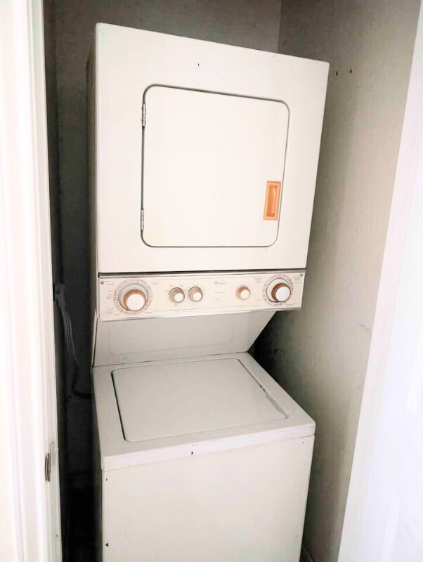 Building Photo - 102 E Truman Ave