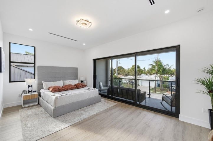 Building Photo - 1308 Avocado Isle