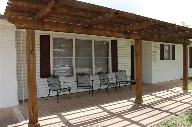 Building Photo - AUGUST PRE-LEASE!! 4 bed, 3 bath house on HUGE lot walking distance to Texas A&M!