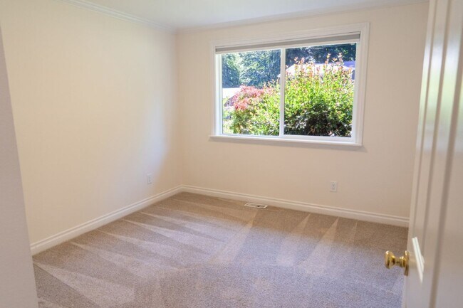 Building Photo - 3bd/1.75ba Sammamish House