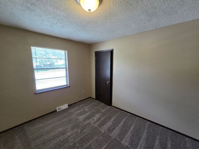 Building Photo - Gorgeous 2 Bedroom, 1.5 Bath in Independence!