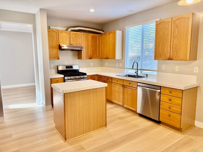 Building Photo - Nice 2 Story Family Home