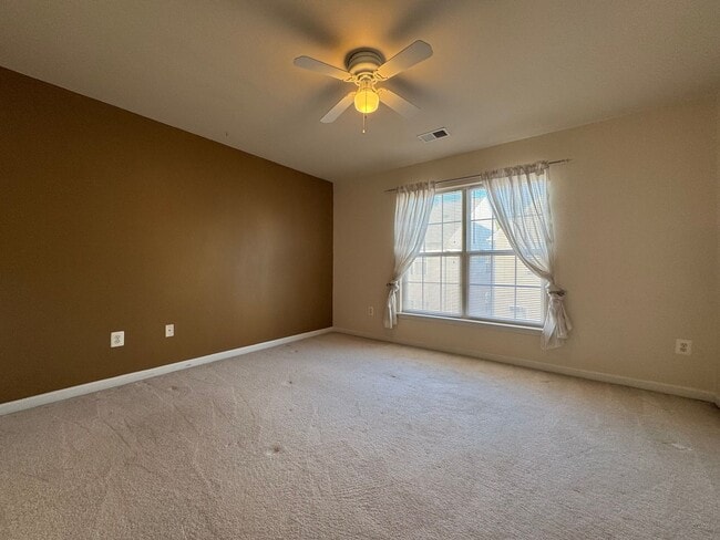 Building Photo - Stunning 4 Bed 3.5 Bath Brick Townhome In Desired Mount Zephyr