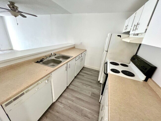 Building Photo - Scenic Lakeside Apartment for Rent - Federal Way