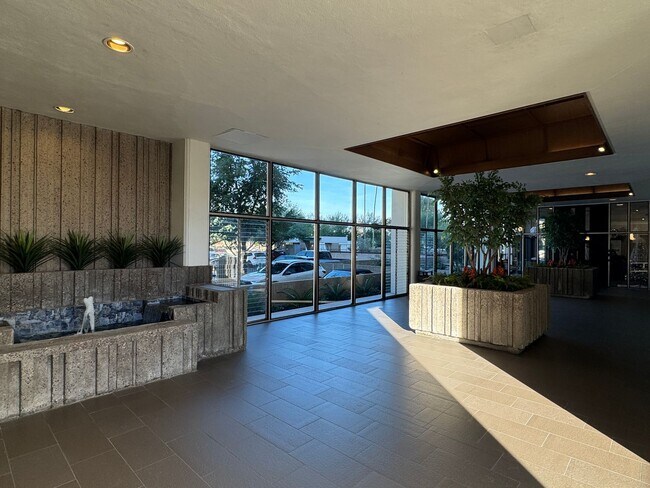 Building Photo - Luxury 2 Bedroom Condo Available at Regency House in Central Phoenix!