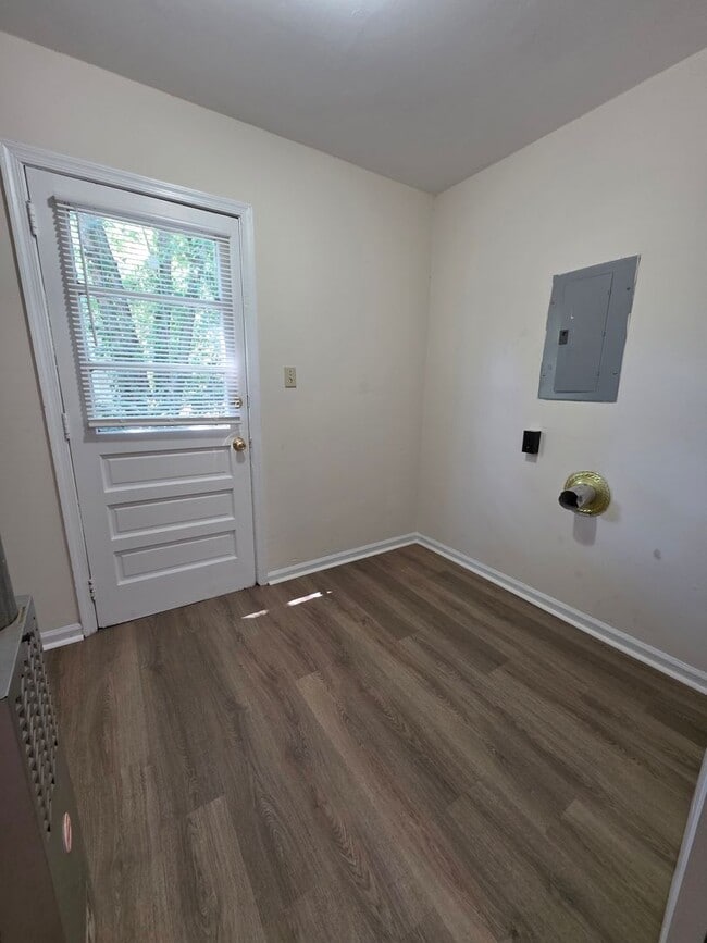 Building Photo - Move In Ready 3 Bedroom Ranch!