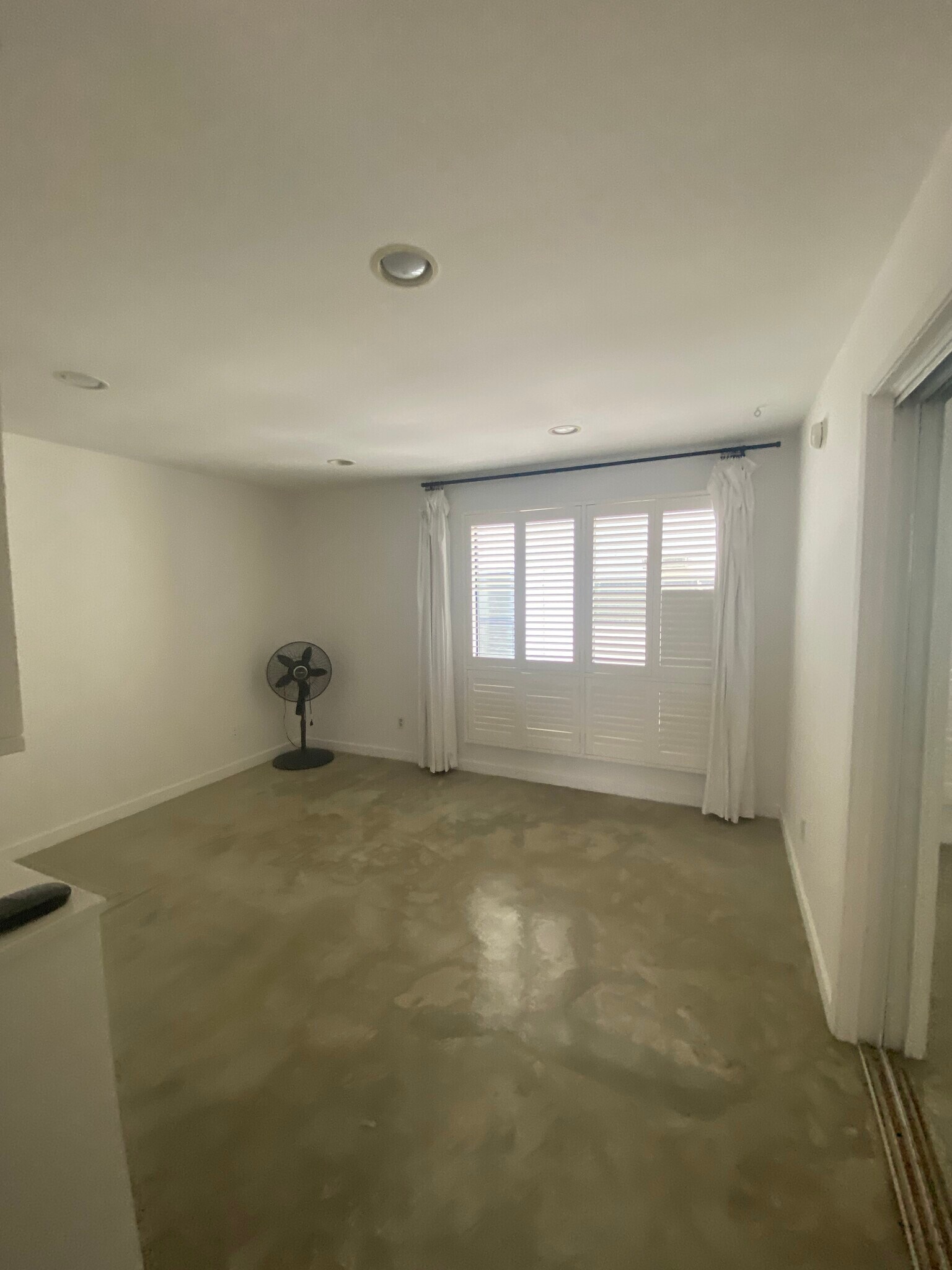 Building Photo - 313 Ocean Front Walk