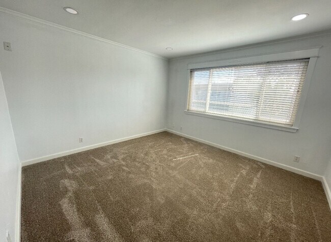 Building Photo - 2 Bedroom/1.5 Bathroom Townhouse Available in Union City!!