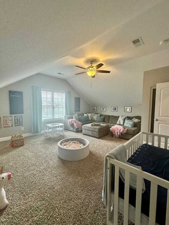 Building Photo - Pet Friendly Three Bedroom with Bonus!