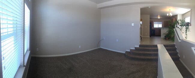 Building Photo - Lots of Great Light in this End Townhome