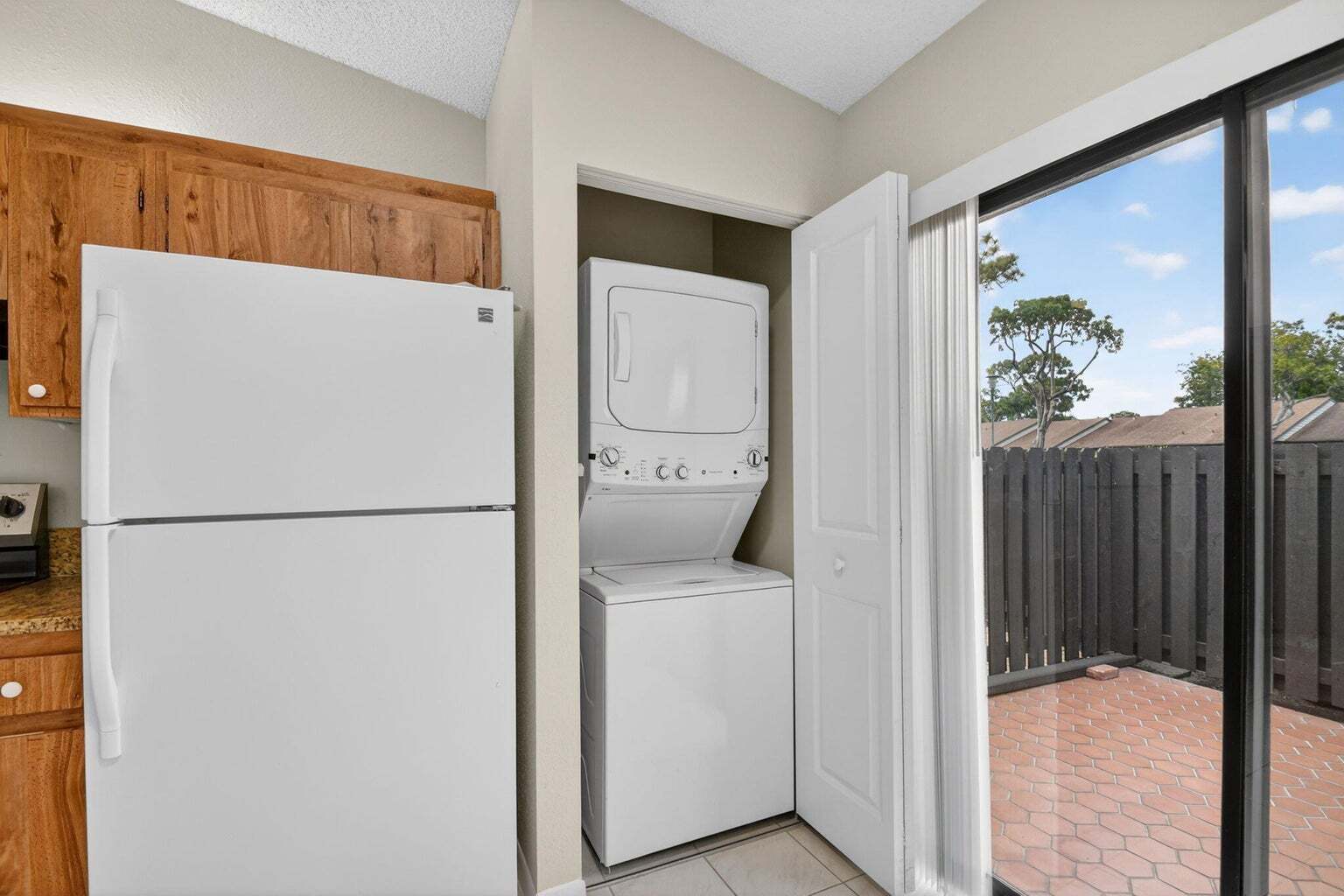 Building Photo - 704 Sunny Pine Way