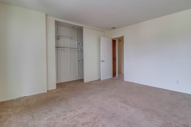 Building Photo - Amazing 2 Bedroom in Bankers Hill