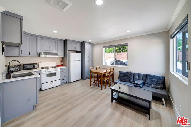 Building Photo - 5843 Vanalden Ave