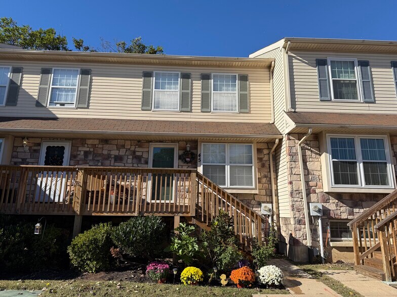 Primary Photo - 7925 Ridge Ave