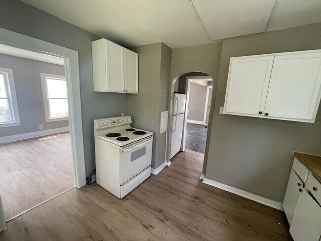 Building Photo - SECTION 8 & EDEN Accepted!! Newly Renovate...