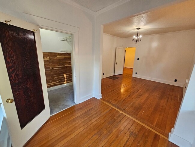 Building Photo - Beautiful Home on South Hill