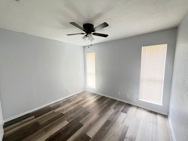 Building Photo - 994 Blue Bonnet Dr