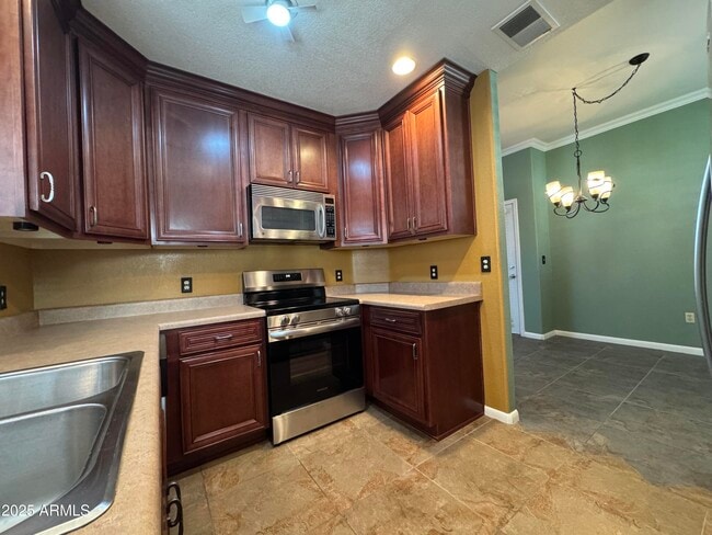 Building Photo - 750 E Northern Ave