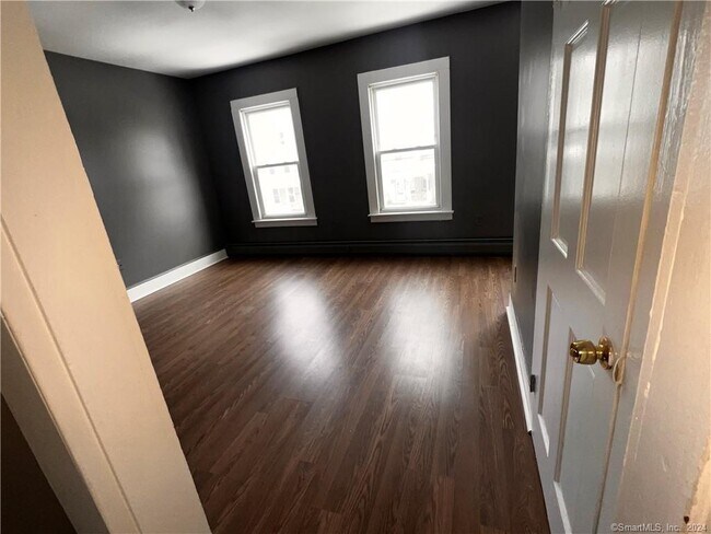 Building Photo - 552 Winthrop Ave