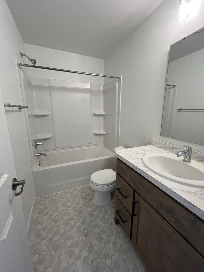 Building Photo - 3 Bed 3 Bath Townhome