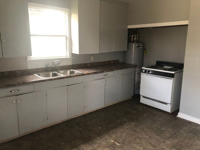 Building Photo - MUST SEE GARAGE APARTMENT