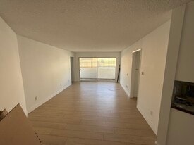 Building Photo - 1218 McClellan Dr