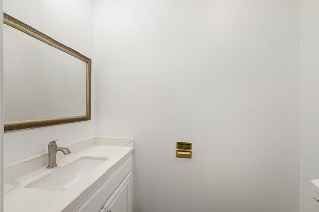 Second en-suite: bathroom - 1745 S Bentley Ave