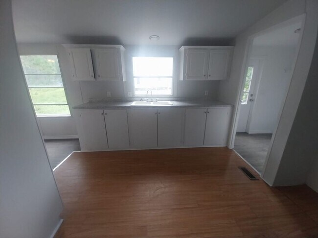 Building Photo - Stunning Manufactured house ready to move in!