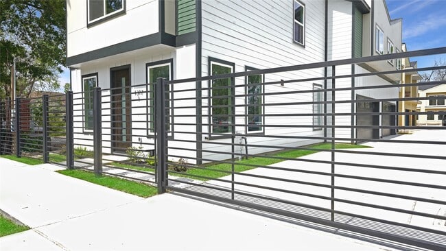 Building Photo - 1317 Knight St