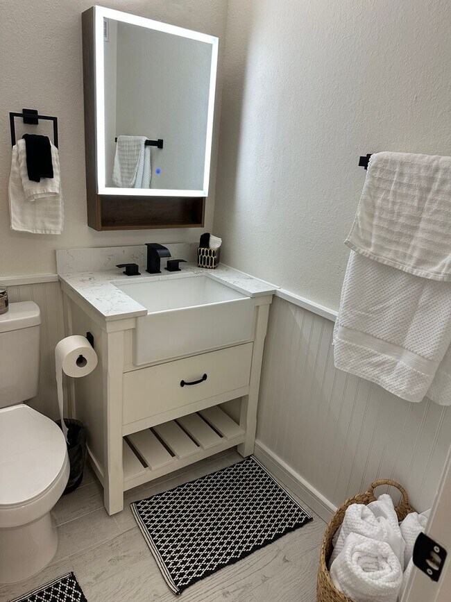 Building Photo - SEASONAL RENTAL - Downtown Sarasota Renova...