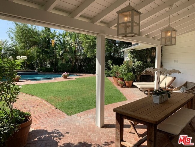 Building Photo - 8050 Mulholland Dr