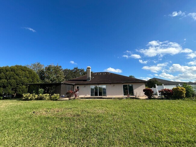 Building Photo - Waterfront Pool Home in Waterford Lakes