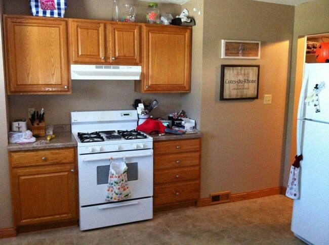 Building Photo - Great 3-bed home available for August!