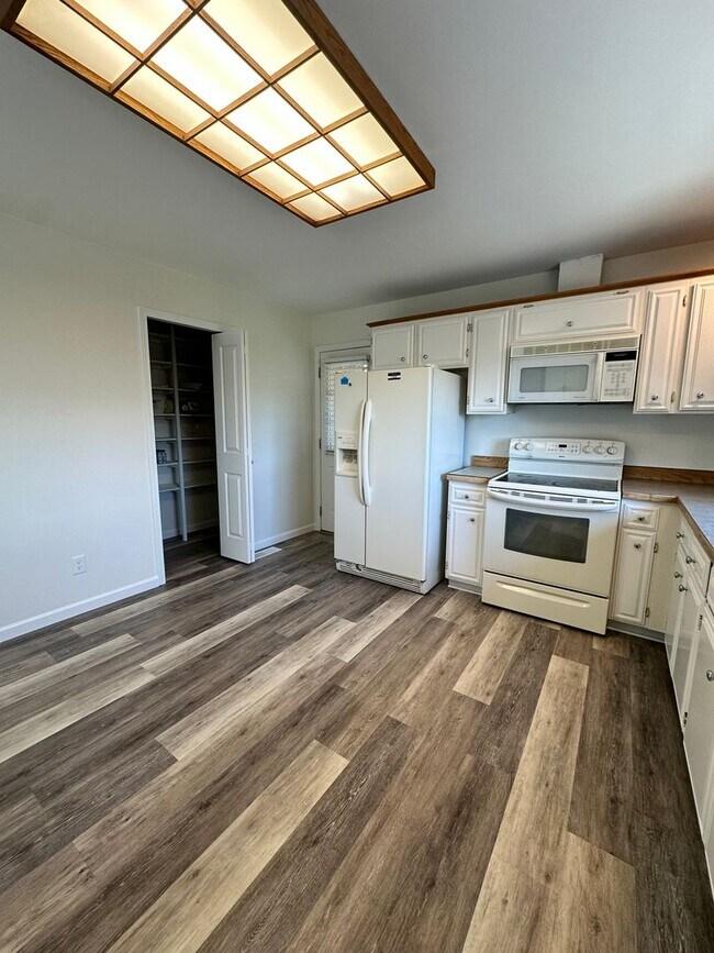 Building Photo - Stunning 3 Bedroom and 3 Bathroom Home, La...