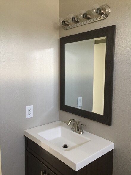 Guest Bath - 10678 Walnut St