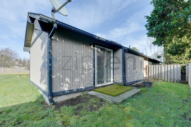 Building Photo - 3002 M Dr NE