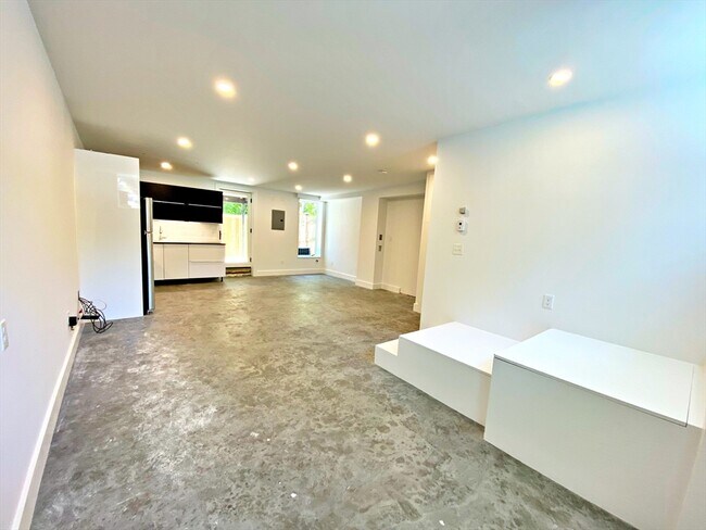 Building Photo - 406 Sumner St
