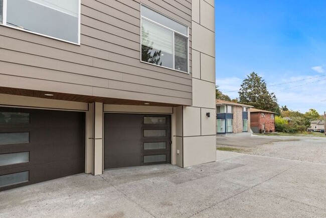 Building Photo - Unique West Seattle Townhome with Air Cond...