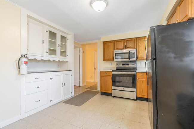 Kitchen offers pantry - 317 Washburn Ave