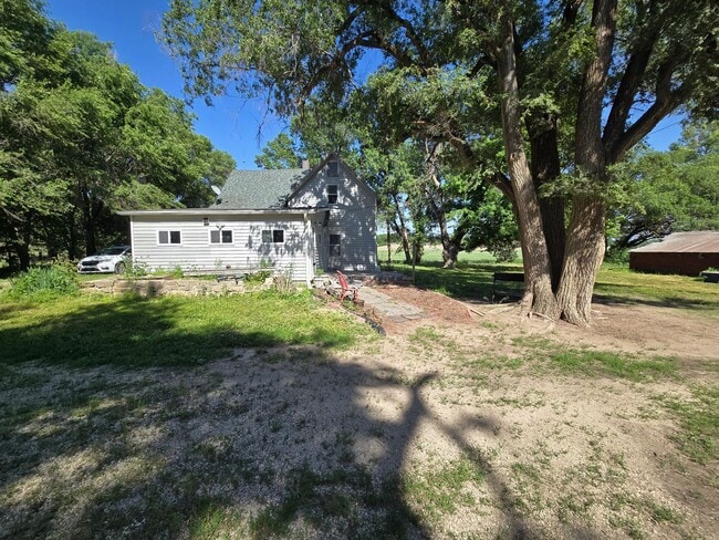 Building Photo - Country Farmhouse 6 miles from town, chicken coop, storage shed and run-in shed
